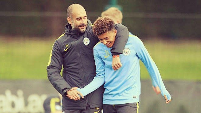 L'entrenador ha de ser el primer preocupat per encomanar entusiasme, ja que a ell no el jutgen pel que sap sinó pel que fan els jugadors.  I l'exemple personal i la proximitat física són els més poderosos vehicles de contagi.

JUGAR AMB EL COR
XESCO ESPAR

Passió encomana passió.