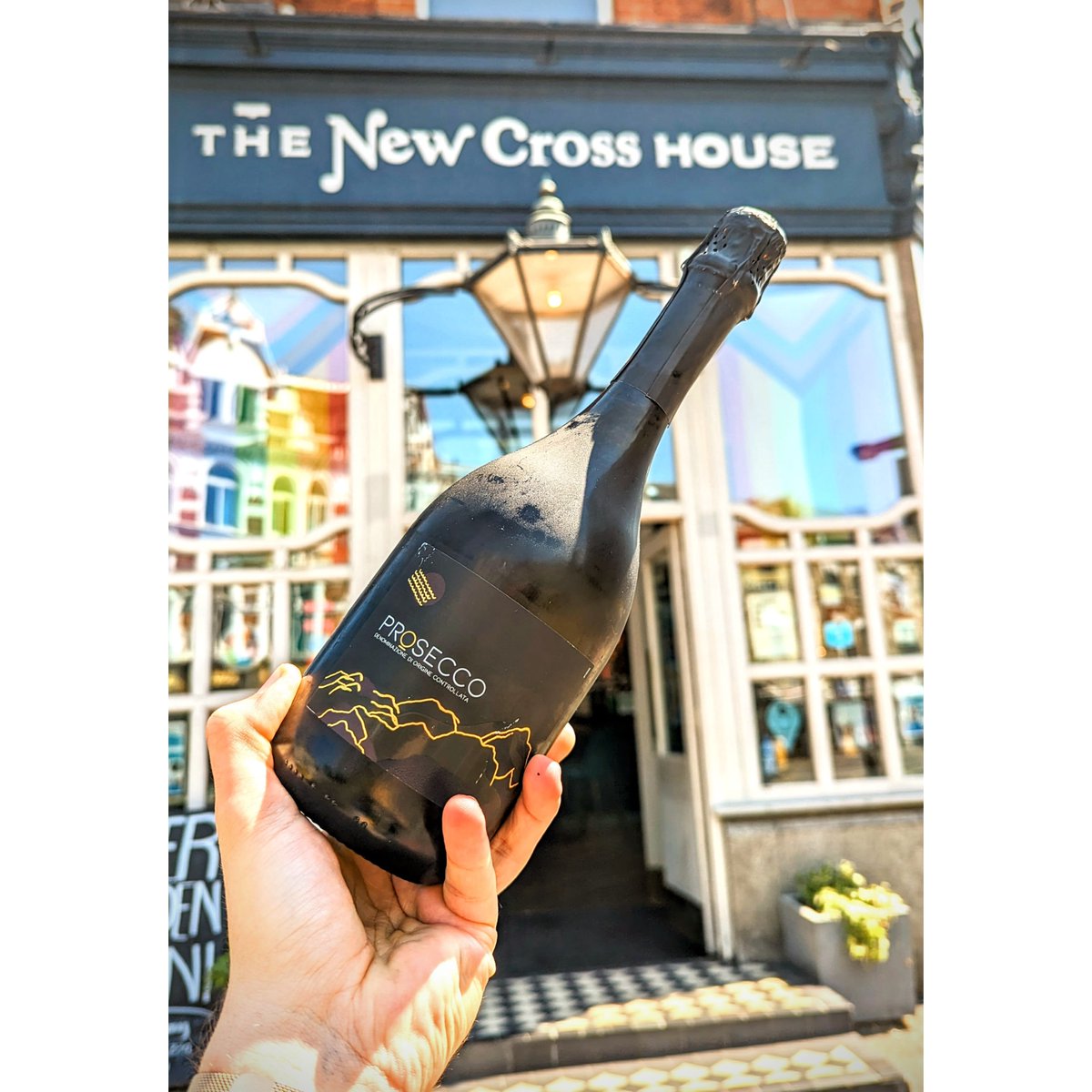 Put some bubbles into your Friday with Fizz Friday! Bottles of Prosecco only £20 all day long today 🥂🍾