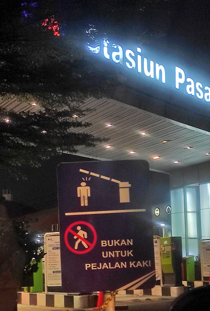 ecaesarp's tweet photo. Stasiun tidak ramah pejalan kaki, mau masuknya disuruh muter jauh padahal udah depan gerbang, tapi ga boleh masuk https://t.co/7B2sFGcgnq
