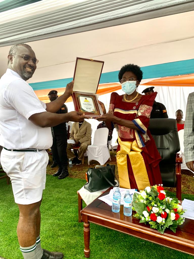 RebeccaKadagaUG's tweet photo. Receiving  an award from The  Old Boys  Association  of Kiira College  Butiki on the 34th  Homecoming and AGM https://t.co/D2osnf9cgL