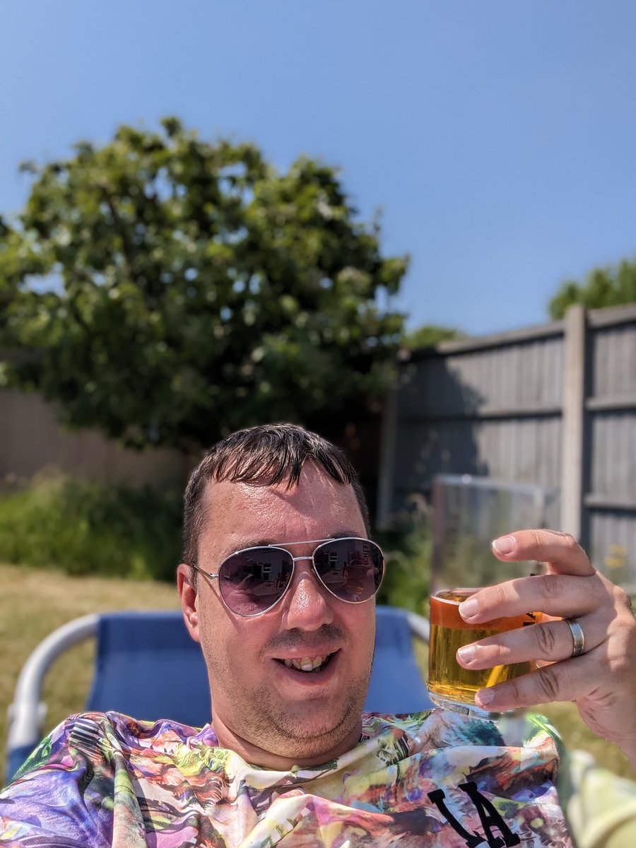 It's the weekend it's Cider O'clock another Saturday another Crate of @inchscider with @CapitalOfficial blasting out the tunes in the Garden ☀️ Cheers All 🌞 #Weekend #SaturdayAfternoon #WeekendVibes #SoundtrackSaturday