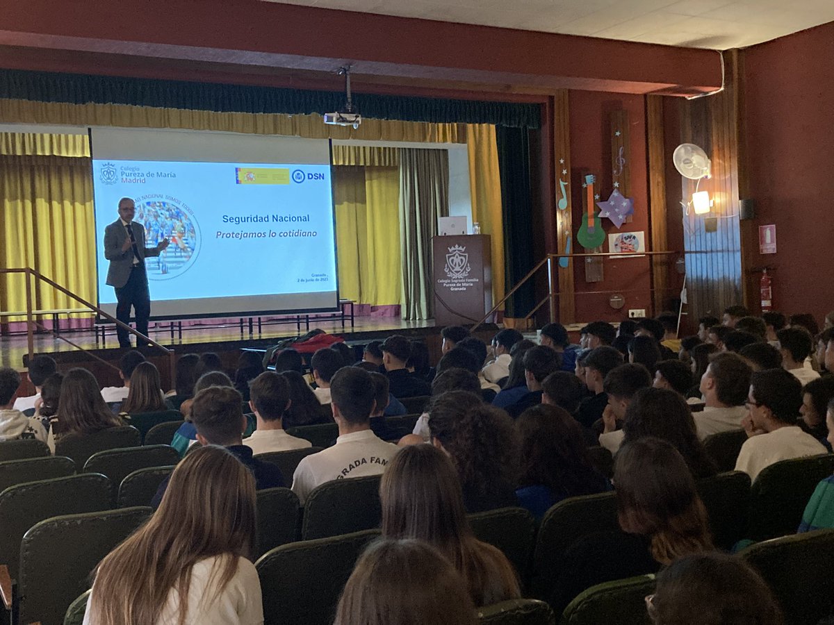 <a href="/pmariagranada/">Colegio Sagrada Familia Pureza de María Granada</a> <a href="/JDiezAlcalde/">Jesús Díez Alcalde</a> el colegio Sagrada Familia ha tenido el privilegio de disfrutar de una charla del coronel Jesús Diez Alcalde, sobre Seguridad Nacional “Protejamos lo cotidiano” Un HONOR  siempre escucharle, gracias