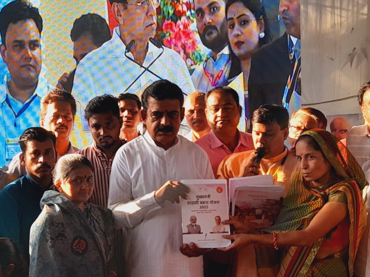NarendraSaluja's tweet photo. घर में माता जी का निधन , सांत्वना देने वालों का ताता लेकिन इन सब के बीच एक जनप्रतिनिधि का दायित्व ,समाज की सेवा , पार्टी के प्रति अपना कर्तव्य बोध...

इंदौर के सांसद शंकर लालवानी आज दुख की इस घड़ी में भी  इंदौर के साकेत नगर जोन पहुंचे।
 जहां उन्होंने बड़ी संख्या में उपस्थित उन लाडली बहनों से संवाद किया, जिनके खाते में आज 1000 रुपये की राशि आयी है...
इसे कहते हैं सच्चा जनसेवक , सच्चा जनप्रतिनिधि...