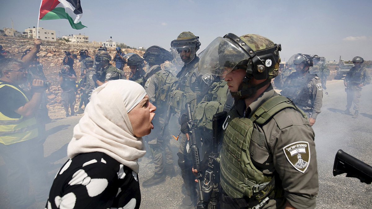 Resiste incluso si el ocupante está armado ‼️

Mira cómo esta valiente mujer #palestina resiste a un soldado de #ocupación israelí.

#StopIsraeliCrimes #ApartheidIsrael #PalestinianLivesMatter #PalestinaLibre

#VenezuelaGaranteDeLosDDHH