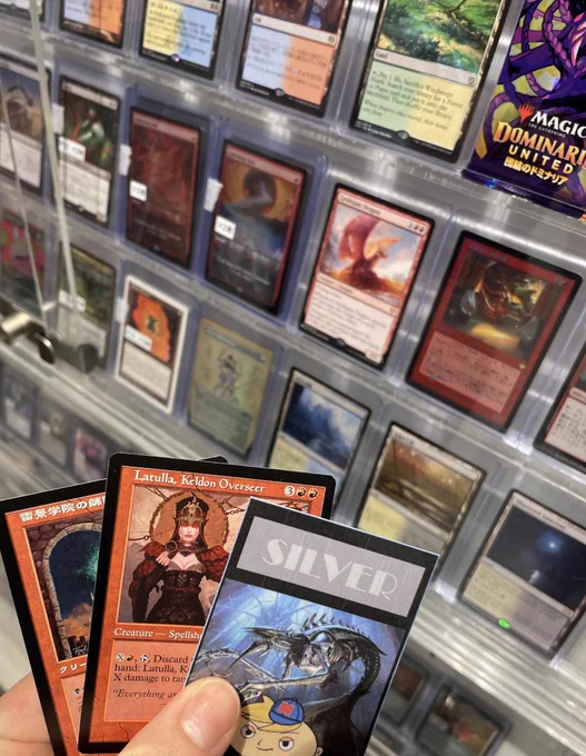 本日MINT吉祥寺店さんの1000円くじでSILVER賞が当たったので、《精霊龍、ウギン》を交換していただいたんですが、左下にfoilじゃないのに★のマークが付いてるんですよね……

教授!!これはいったい!? 