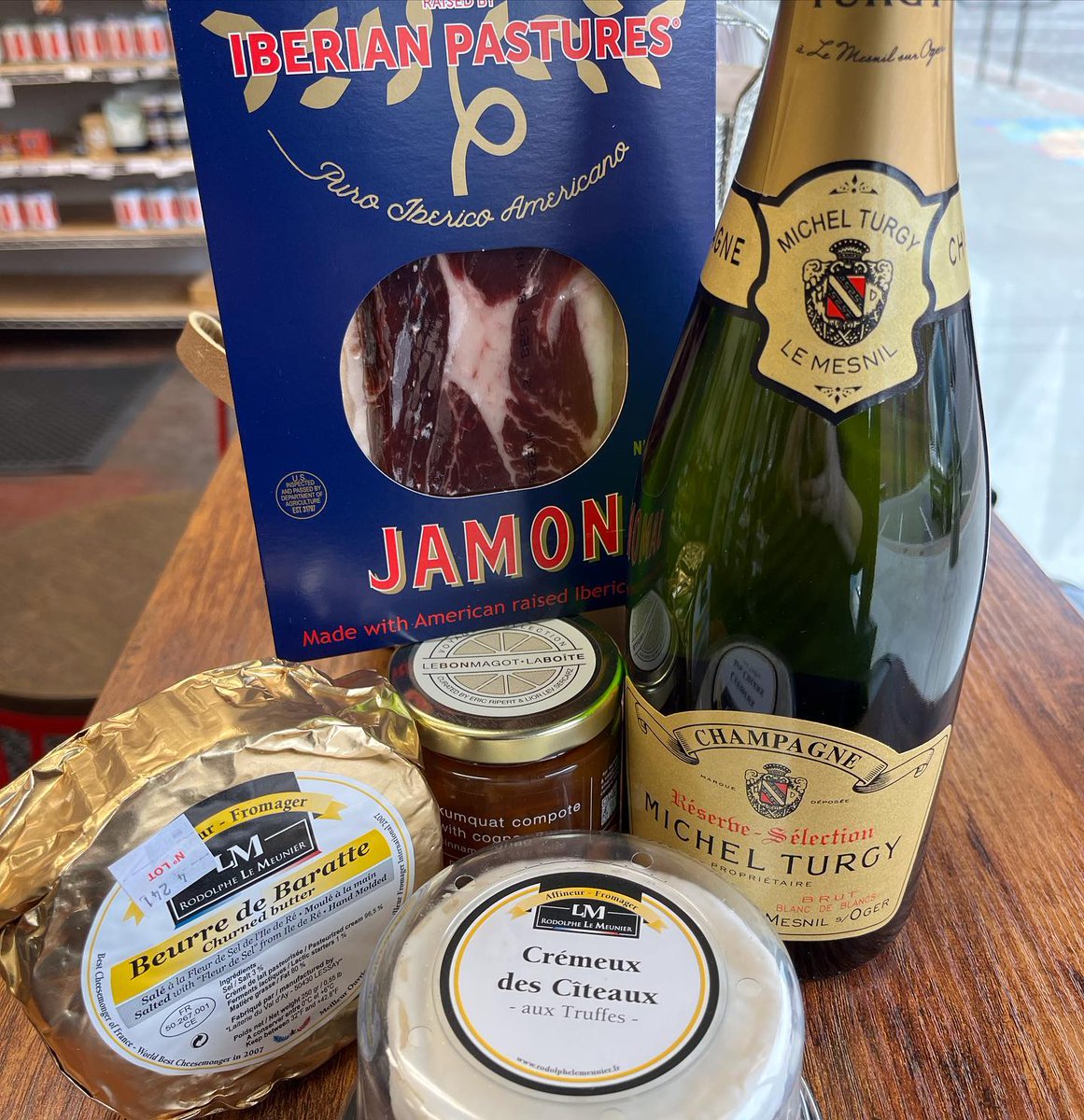 DowntownNorman's tweet image. Shopped Forward Foods in Downtown #NormanOK? 

Find a variety of cheese and wine plus other delectable grocery items. #shoplocal #ShopNorman