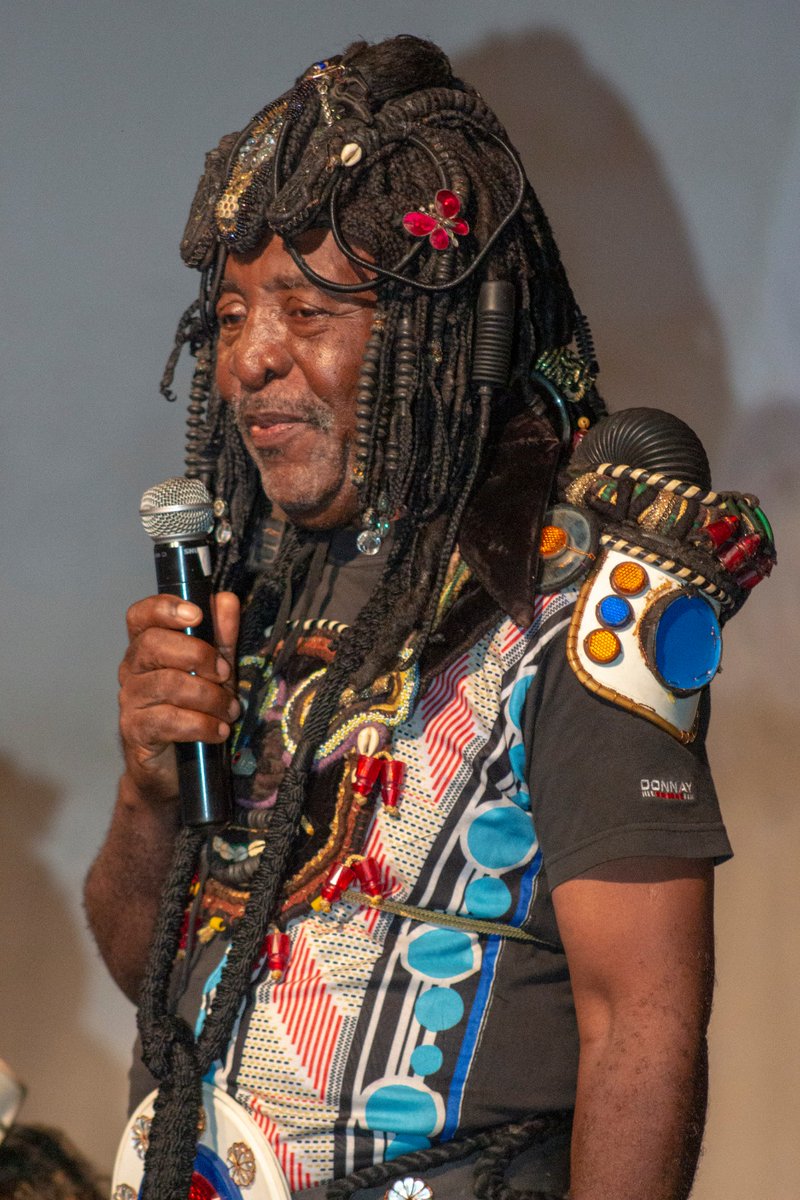 YannLorvo's tweet image. #JosephFrancisSumégné, artiste plasticien autodidacte 🇨🇲 présente à @IFCameroun @FRauCameroun @IFParis #LaCitadelleDesAnciens. Les #9Notables sont un chef d'oeuvre inachevé qu'il considère comme le travail de sa vie. Pour la première fois ils sont réunis. Merci au Maître !