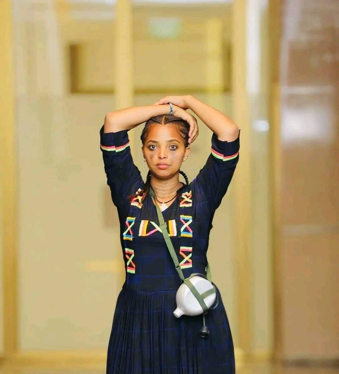 ጉማ አዋርድ !
-------
ውሃ ጠማን  ብለው ጀሪካን ተሸክመው  አደባባይ  ወጥተው በጨካኞች የተገደሉ #የጉራጌ_ልጆችን የሚወክል ይመሥላል !!