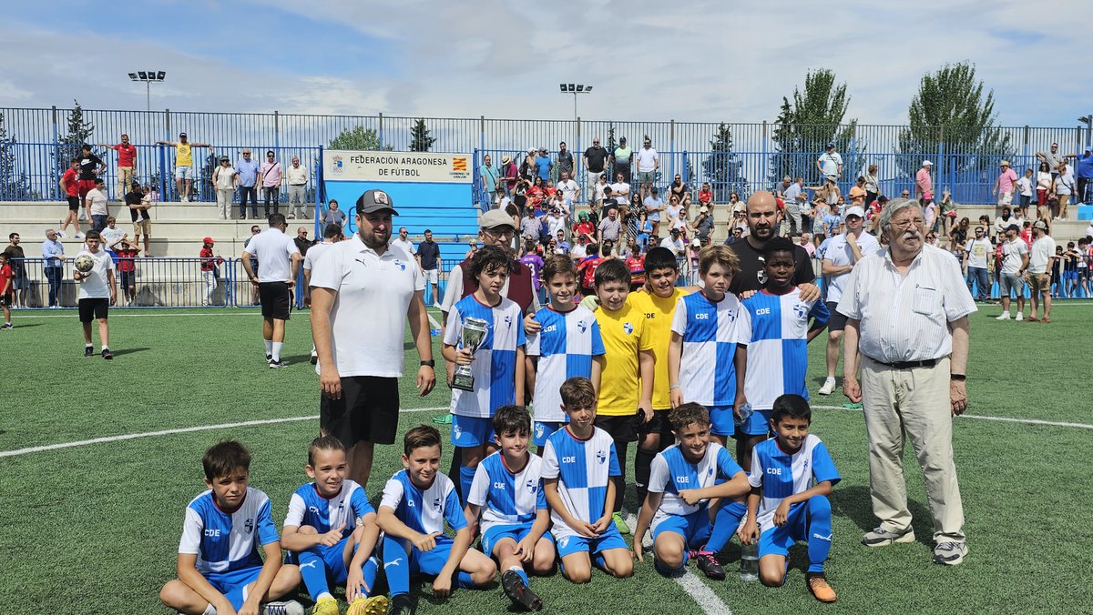 Imagen del final del partido de los chicos y cuerpo técnico del <a href="/CD_Ebro/">CD Ebro</a> con la copa de finalista de Benjamín Preferente.