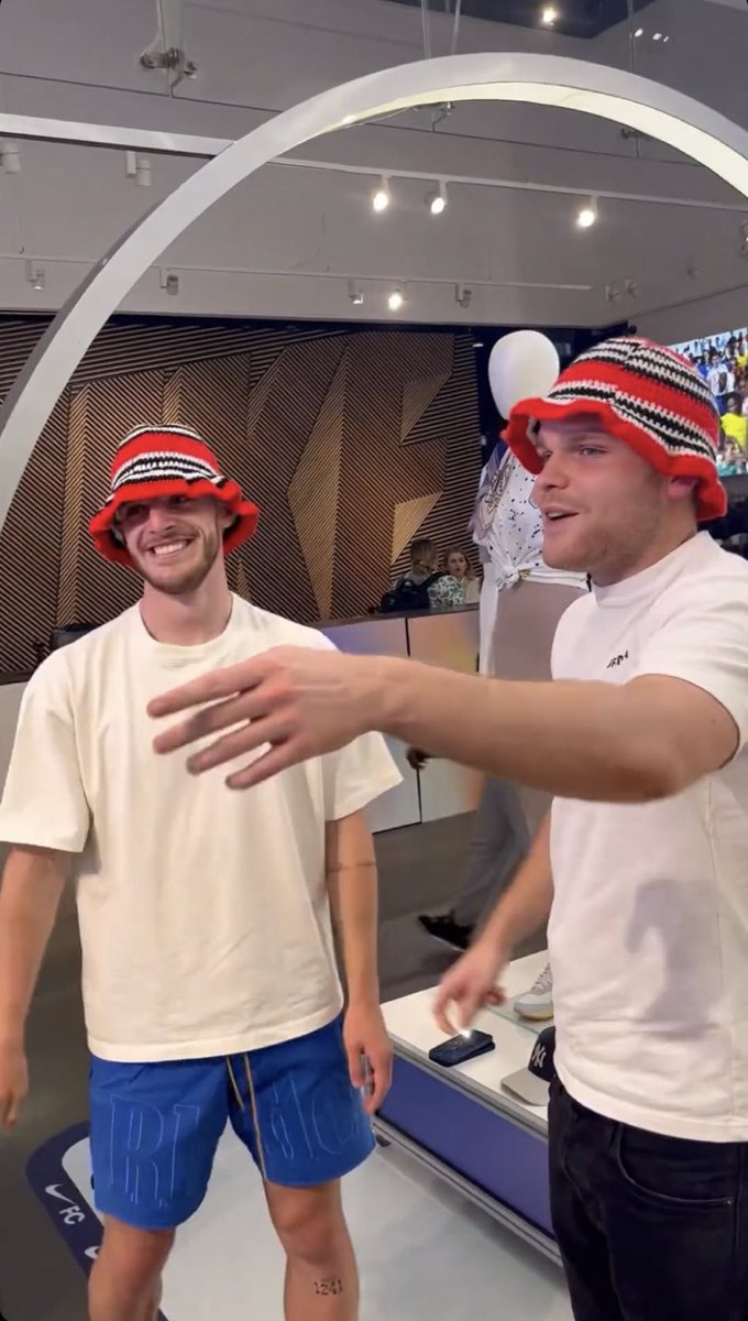 ProfilingNG's tweet image. Odumodublvck meets Declan Rice after singing about the English footballer.

President Tinubu Victony Hilda Baci Ruth Kadiri Davido Lil Wayne Wizkid Asake Travis Yung6ix Dami Grammy Cook-a-thon Ganduje Binance Mercy Johnson Oba of Benin