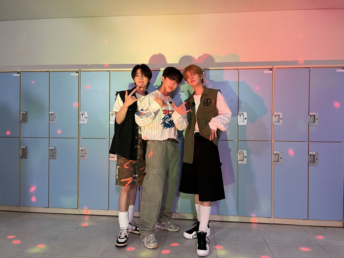 [SKZ-BEHIND📸]

분량 조절 실패, 오히려 좋아🫶
비하인드 사진도 공개합니다✨️ 

youtu.be/iaWfoNjdA1k

#StrayKids #스트레이키즈
#창빈 #Changbin
#승민 #Seungmin 
#아이엔 #I_N 
#5_STAR
#특 #S_Class
#동네스타K
#StrayKidsComeback
#YouMakeStrayKidsStay