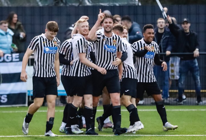 isthmian.co.uk/match-of-the-s… Match of the Season: Heybridge Swifts 3 Hereford 0

We revisit some of the best matches of last season. Hereford made the trip to Scraley Road in the FA Trophy- and they didn’t enjoy it all that much! Image -Alan Edmonds

#IsthmianLeague #PitchingIn
