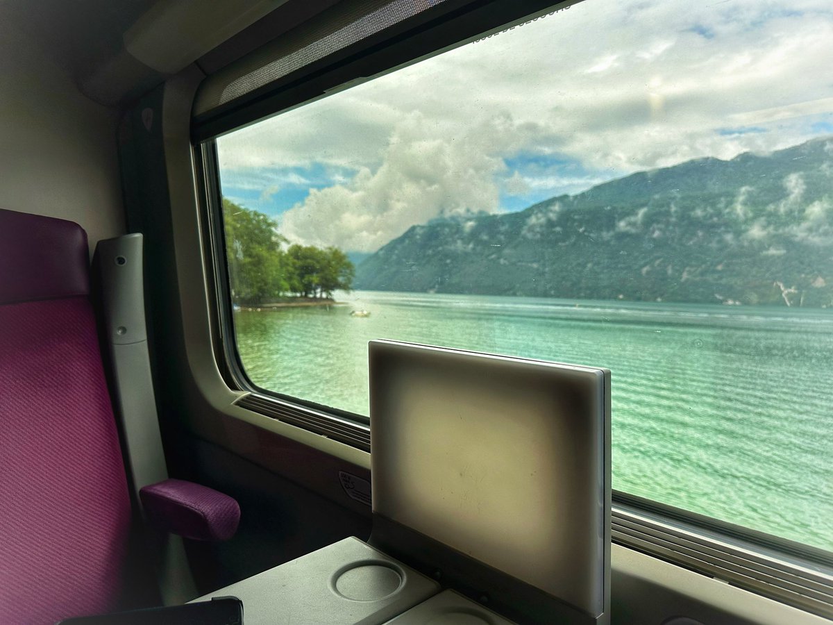 SNCFcyril's tweet photo. Vue inouïe sur #TGVINOUI en provenance de Milan vers Paris. #TGV9240 https://t.co/2ftK1aYIfO
