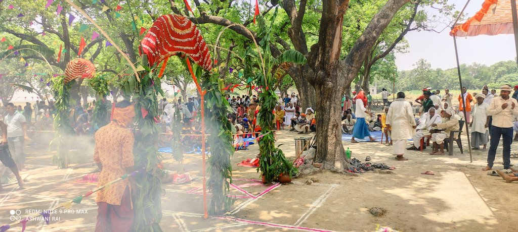 Ashwanirai093's tweet image. आज अपने गांव काशी दास बाबा के पूजन कार्यक्रम में अपने लोगों के साथ सम्मिलित रहा!