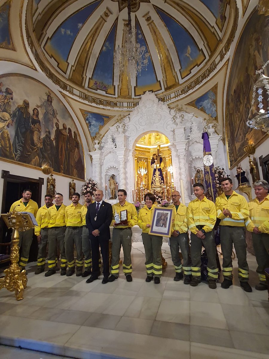 Plan_INFOCA's tweet photo. RECONOCIMIENTO | Muy agradecidos a la @moraosalhgrande, tras la entrega ayer tarde del  Galardón Nazareno del Año, concedido a #Plan_INFOCA por su labor, dedicación y esfuerzo en la extinción del #IFMijas de 2022. Nuestra gratitud con la hermandad y el pueblo de #AlhaurínElGrande https://t.co/tDwsJg5io3