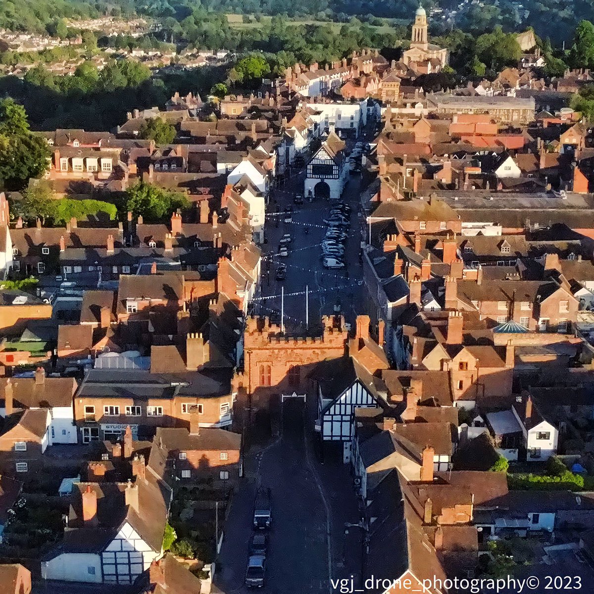 Bridgnorth High St gearing up for another sunny day #drone #dronephotography #dji #photography #photooftheday #aerialphotography #bridgnorth #lovebridgnorth #SHROPSHIRE #highstreet #summerdays #capturingbritain