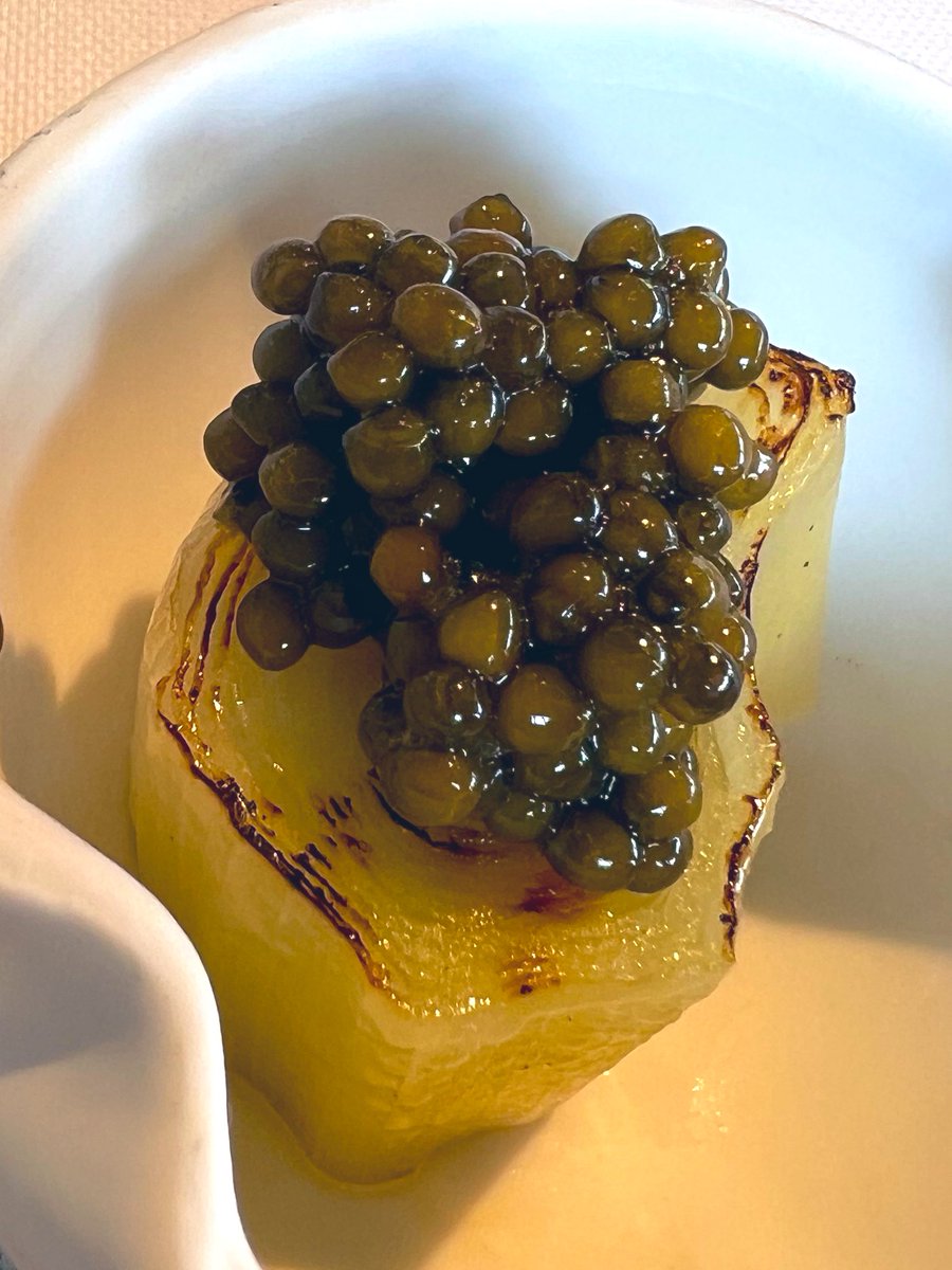 lsuarezdelezo's tweet photo. Tenía que haber pasado por #LaHuertona en #Ribadesella mucho antes. Qué gran Restaurante, qué gran producto y qué buen gusto al cocinarlo

Mucho talento en parrilla de José Manuel Viejo y estupendo equipo en sala

Puerro y caviar, de aperitivo

Percebes

Gamba

Cigala, memorable https://t.co/knFl0I7xqr