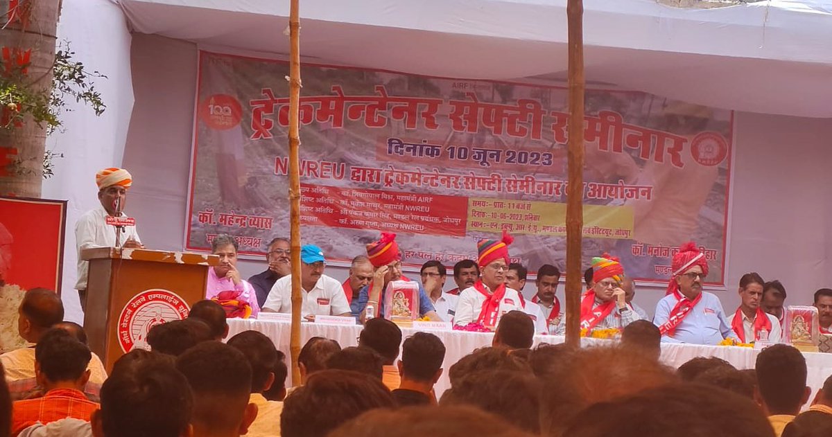 gupta__mohan's tweet photo. ◆ AIRF महामंत्री @ShivaGopalMish1 जी रेल अप्रेंटिस के मसीहा के रूप में CCAAs के जीवन मे स्वर्णिम भविष्य हेतु एक नई मिशाल पेश की है :-
◆और हमें पूर्ण विश्वास है 109 Batch/अप्रैल-2019 CCAAs की अविलंब नियुक्ति के आदेश जारी करवाएंगे।
#Elligible_109Batch_Apprentice_InGroupD https://t.co/fKCdRaMj5h