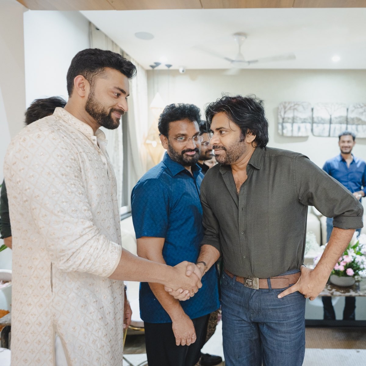 DKForU1's tweet photo. Manam Eduru Choosthunna Pics Vachesayi....

@PawanKalyan #OG 

#TheyCallHimOG #FireStormIsComing #UstaadBhagatSingh #HariHaraVeeraMallu #BroTheAvatar https://t.co/o7UdBADu8P