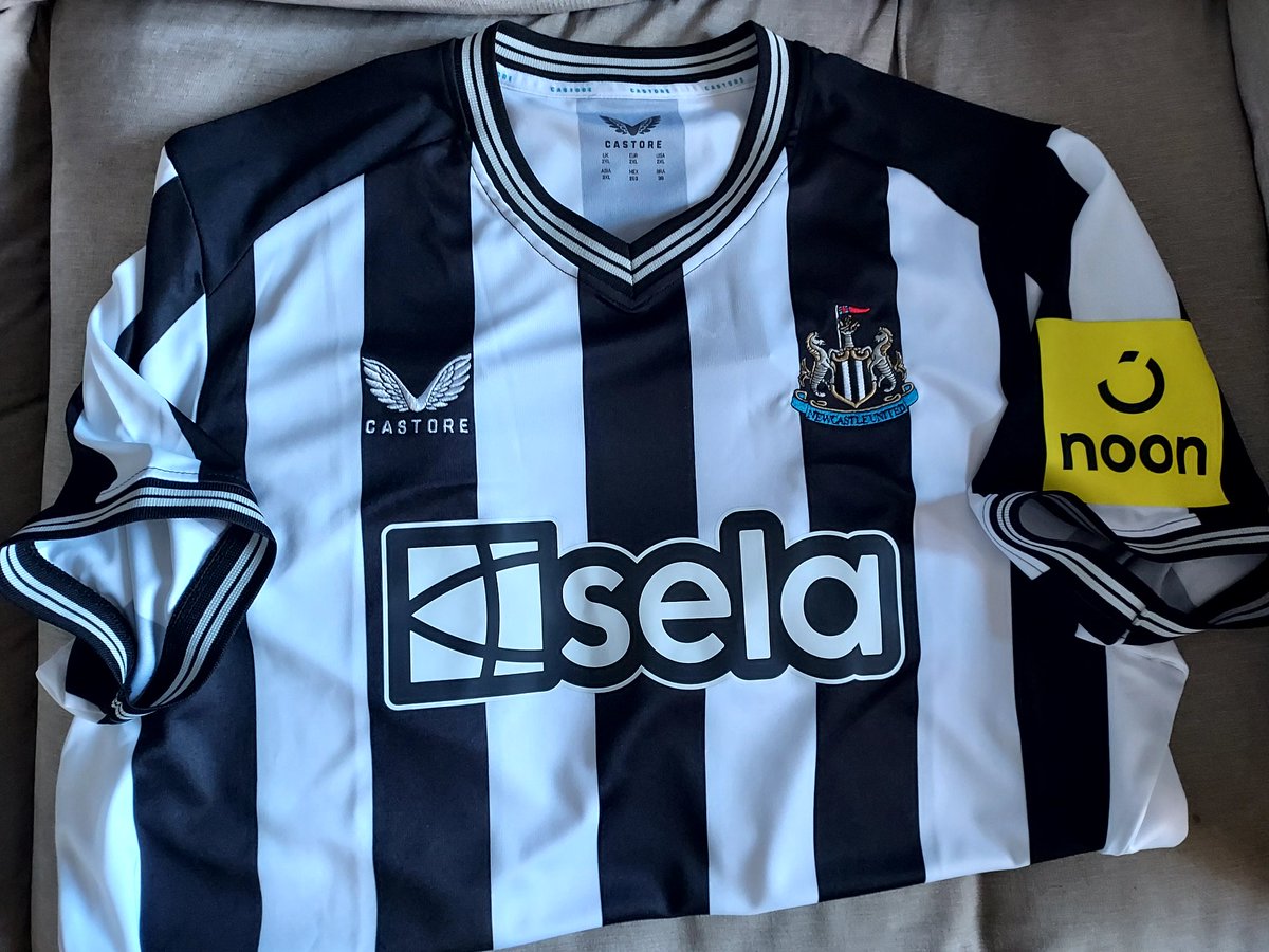 Just got in from getting the new strip and It was like rewinding the clock to the 90's, massive queues, talking to random blokes and passing people strips because they couldn't get to them 😂 brilliant🖤🤍👏 #NUFC #HWTL