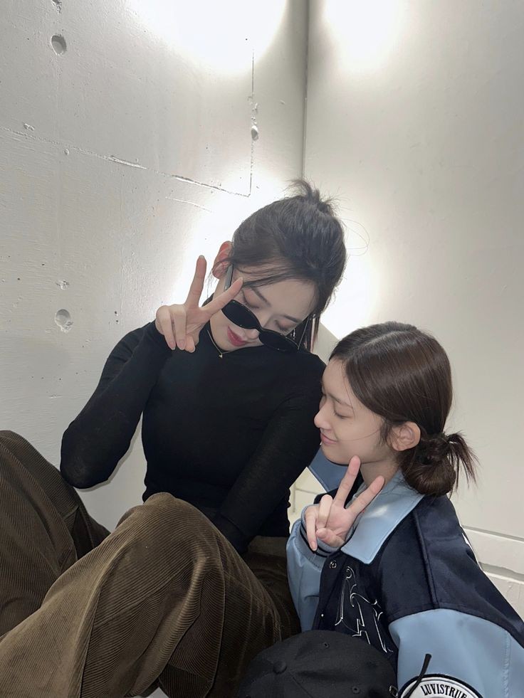 v1taminseo's tweet photo. ୧ 𝐜𝐡𝐚𝐩𝐭𝐞𝐫 𝟏 — >     10  𝐣𝐮𝐧𝐞.
𝘭𝘦𝘦𝘴𝘦𝘰'𝘴 𝘥𝘢𝘺

• 𝚍𝚎𝚊𝚛 𝚍𝚒𝚊𝚛𝚢 , а мы на стиле. 🕶 самые крутые вместе с онни, развлекаемся тем, что маемся дурью. https://t.co/IAU0Bf6XPu