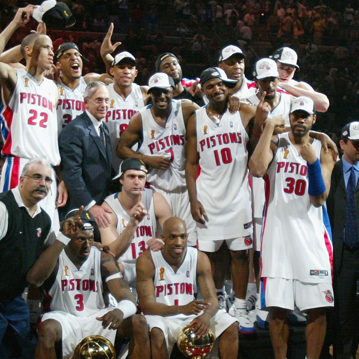 #2004Pistons proved that a strong team-oriented strategy can outplay superstar talent. This thread delves into why a balanced, defense-first approach in #basketball can sometimes be superior to individual brilliance. 🏀 #NBA