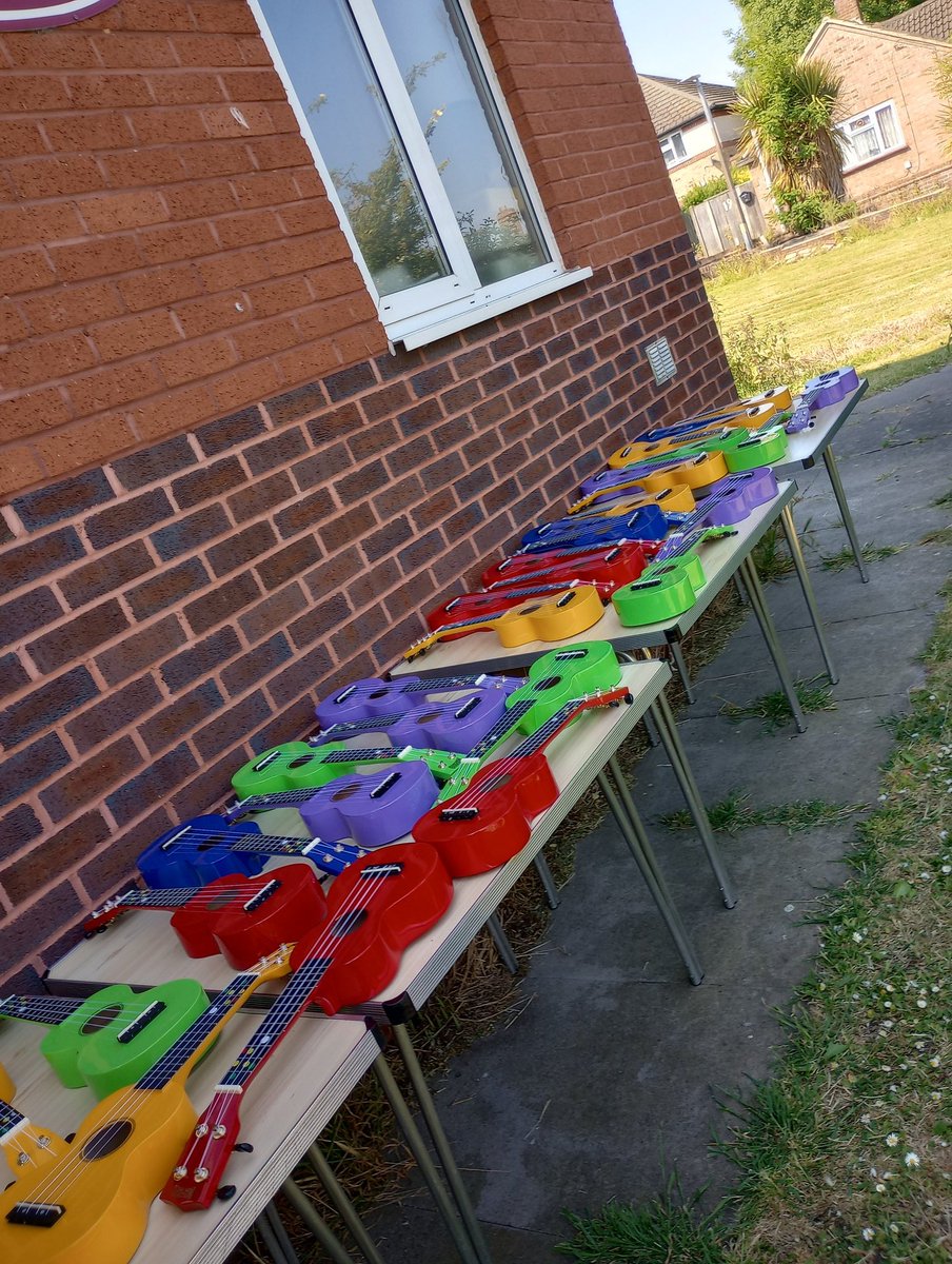RevDJSnowball's tweet image. We're all ready for the CommuUnity Gala that's beginning at 11am this morning @allsaintsoxhey .... Here's @SOChoirs rehearsing and all the #ukulele lined up ready to be played by the children. Come and join us!