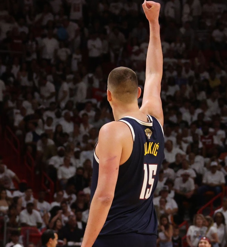 Nikola Jokic est le premier joueur de l'histoire à totaliser sur une campagne de playoffs : 

🃏 500 Points
🃏 250 Rebonds
🃏 150 Passes décisives

Il est en passe de terminer 1er au total de points, rebonds et passes de ces playoffs, du jamais vu dans l'histoire. #legend