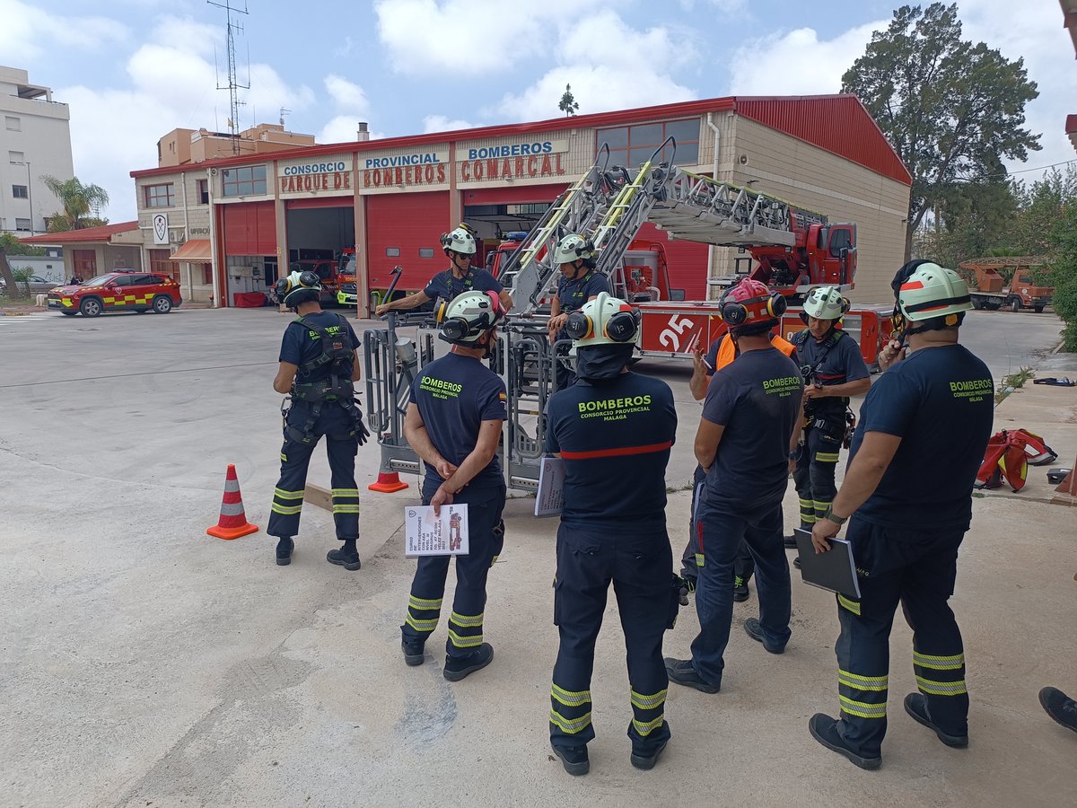 jhernandod's tweet image. Curso de nivel III con Magirus 32L AT RC500 realizado durante esta semana con @cpbmalaga en el parque de Vélez Málaga y en las calles de Torre del Mar, os dejo fotos. autoescalerasautomaticas.com