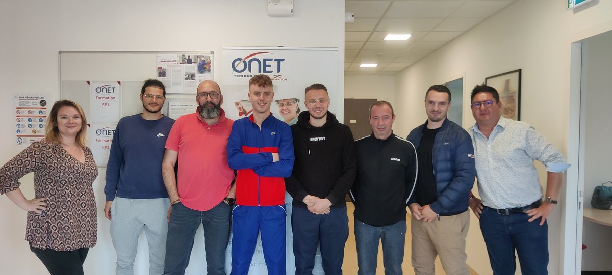 VDunkerque's tweet photo. đŹRetour en image sur la fin de formation dâagents logistiques en milieu nuclĂ©aire âąïž dispensĂ©e par @OnetTechnologie Ă Gravelines et en partenariat avec #interactionInterim et #PoleemploiDunkerque pour le dĂ©ploiement de cette opportunitĂ© professionnelle chez OMS
#POEC #nucléaire https://t.co/7cJkmSvXxd