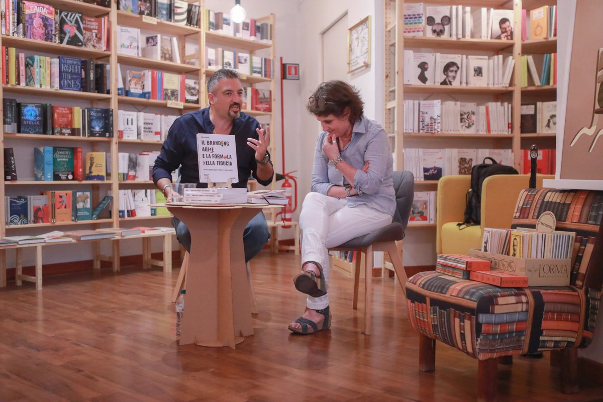lucarallo's tweet photo. Nella splendida "Libreria delle Pessime Idee" a Roma, abbiamo parlato di marketing, ma soprattutto di persone, fiducia, valore, analizzando brand virtuosi e case study con una platea attenta e interessata. Grazie @FlaviaRubino666 per questa grande opportunità! Foto @Nico_esp13 https://t.co/ORc4llnkUq