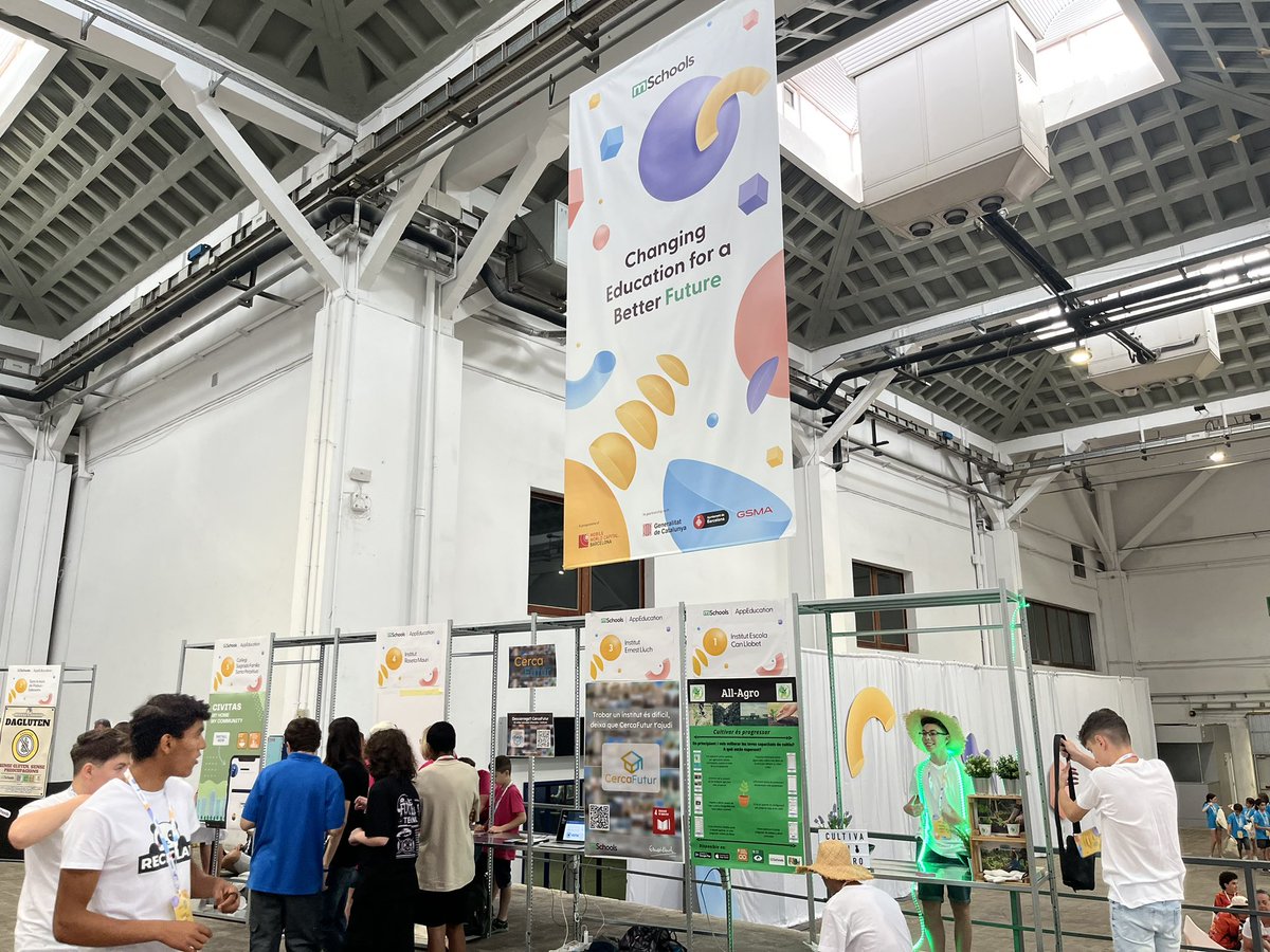 Ha arribat el dia! Arranquem motors a Fira Montjuïc per a celebrar els 10 anys de #mSchools amb tallers, projectes innovadors d’escoles de tota Catalunya, premis i molta alegria! Gràcies a tots i totes per acompanyar-nos en aquest camí. #StudentAwards23 #10anysjunts