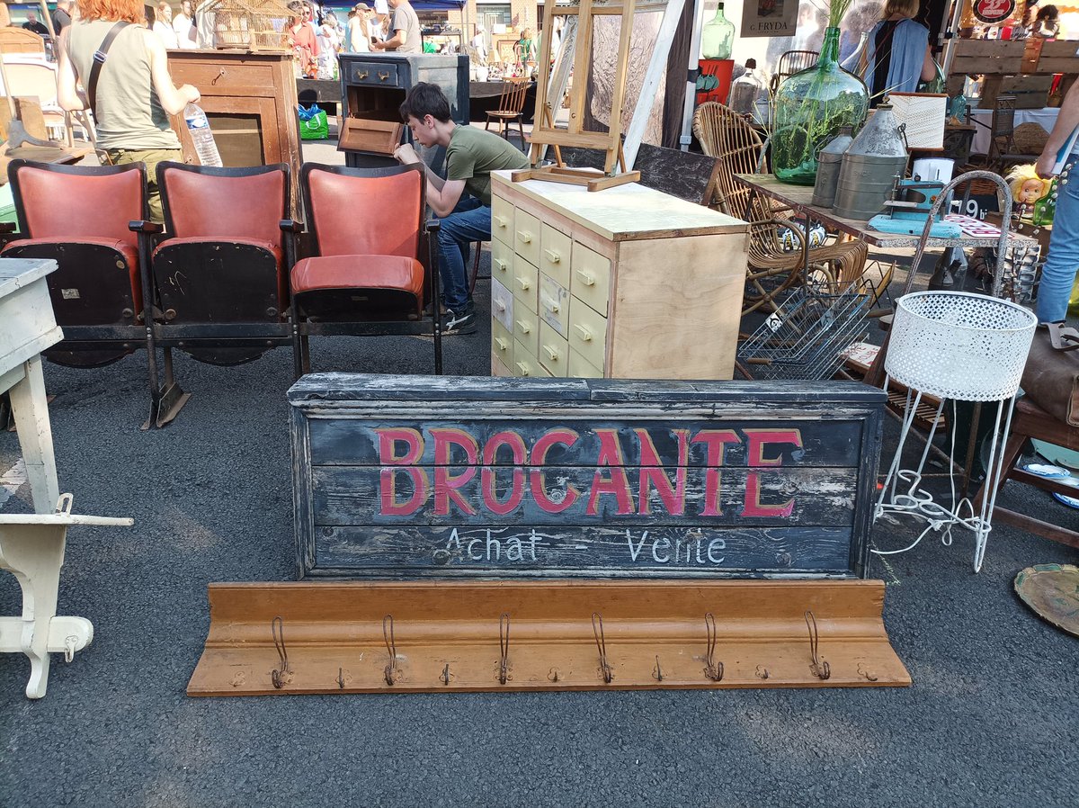 I bought a very nice French regency set today for a bargain 25€, with board. It is much larger than other sets I own. The other folding board shown looked old, it was 40€ (pre haggle). I didn’t buy it. #chesspunks #VieuxLille #Braderie