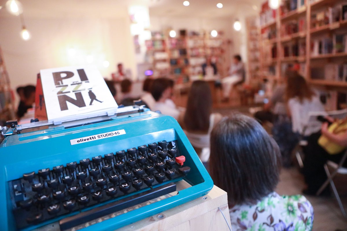 lucarallo's tweet photo. Nella splendida "Libreria delle Pessime Idee" a Roma, abbiamo parlato di marketing, ma soprattutto di persone, fiducia, valore, analizzando brand virtuosi e case study con una platea attenta e interessata. Grazie @FlaviaRubino666 per questa grande opportunità! Foto @Nico_esp13 https://t.co/ORc4llnkUq