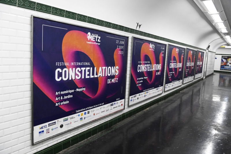 👀 #Constellations s’invite dans le #métro parisien 
Vous êtes impatient(e)s ? Nous aussiii ! 
Du 22 juin au 2 septembre, de jour comme de nuit, venez découvrir #Metz au travers des parcours « Pierres Numériques » et « Art &amp; Jardins », et de la programmation « Art urbain ».