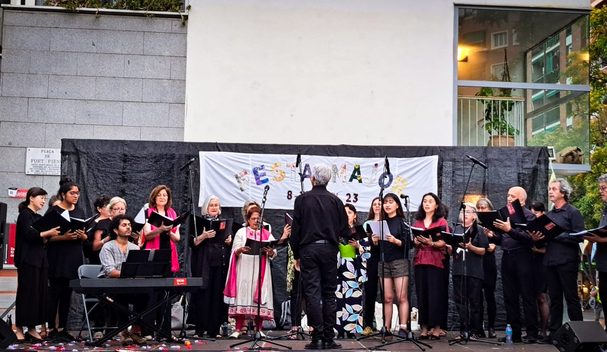 🎶Ahir la #BarcelonaCoralÀsia va oferir un concert amb  cançons asiàtiques en llengües d’origen al Pregó de la #FestaMajor del #FortPienc

🎶Ayer la #BarcelonaCoralAsia ofreció un concierto con canciones asiáticas en lenguas de origen en el Pregón de la #FiestaMayor de #FortPienc