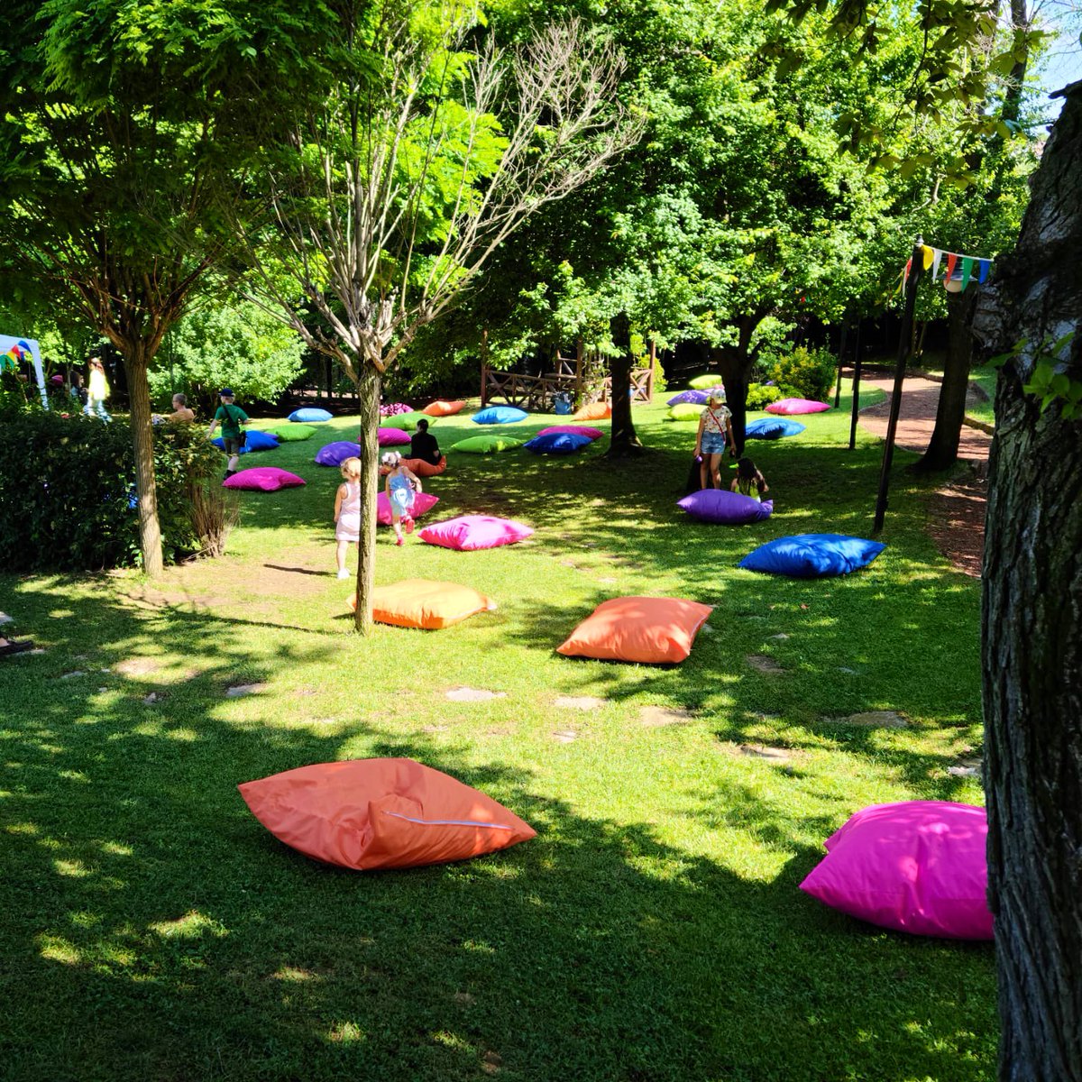 amy_clack's tweet photo. Beautiful day for a Summer Fete @BISIstanbul ☀️😎 https://t.co/dCj1R3ZD0c