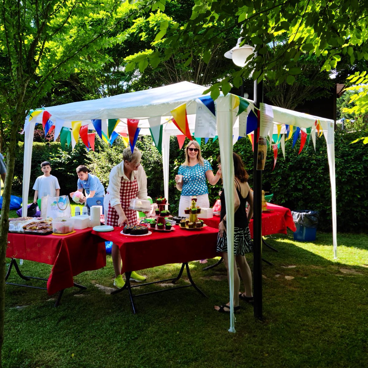 amy_clack's tweet photo. Beautiful day for a Summer Fete @BISIstanbul ☀️😎 https://t.co/dCj1R3ZD0c