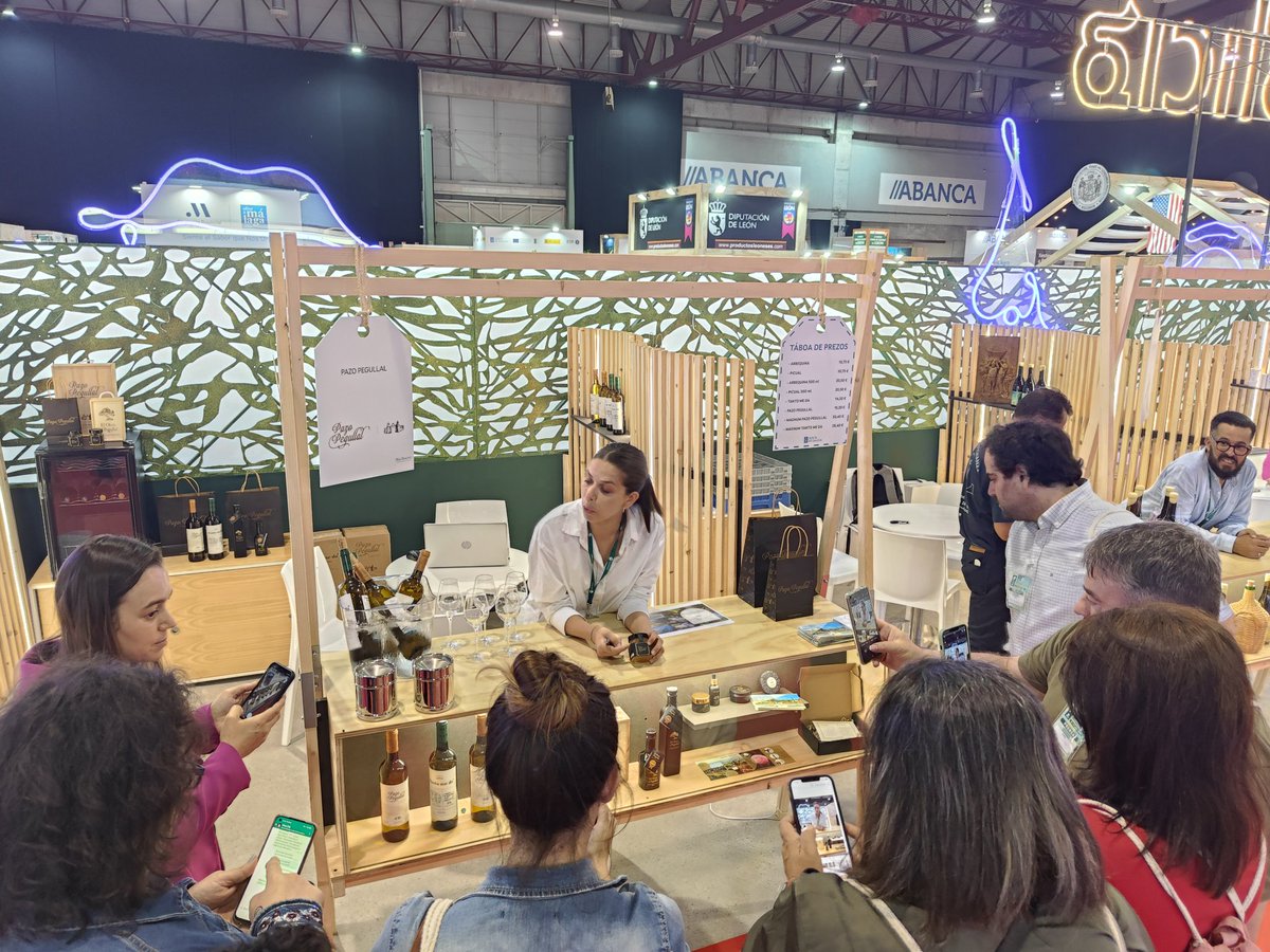 Proseguimos en #pgsalimat23 en <a href="/feiragalicia/">Feira Internacional de Galicia ABANCA</a> con <a href="/chusnenalinda/">Chus Nenalinda</a> <a href="/TragonDel/">Tragon del Planeta</a> <a href="/rutarestaurante/">Rutasyrestaurantes</a> <a href="/desayunacoruna/">Desayuna Coruña</a> <a href="/fogonesgallegos/">Fogones Gallegos</a> <a href="/EltoquedeInes/">EltoquedeInés</a> @Facilcon @Bela  <a href="/paseargalicia/">PasearGalicia</a> #salimat23 no stand de
<a href="/pazopegullal/">Pazo Pegullal</a>