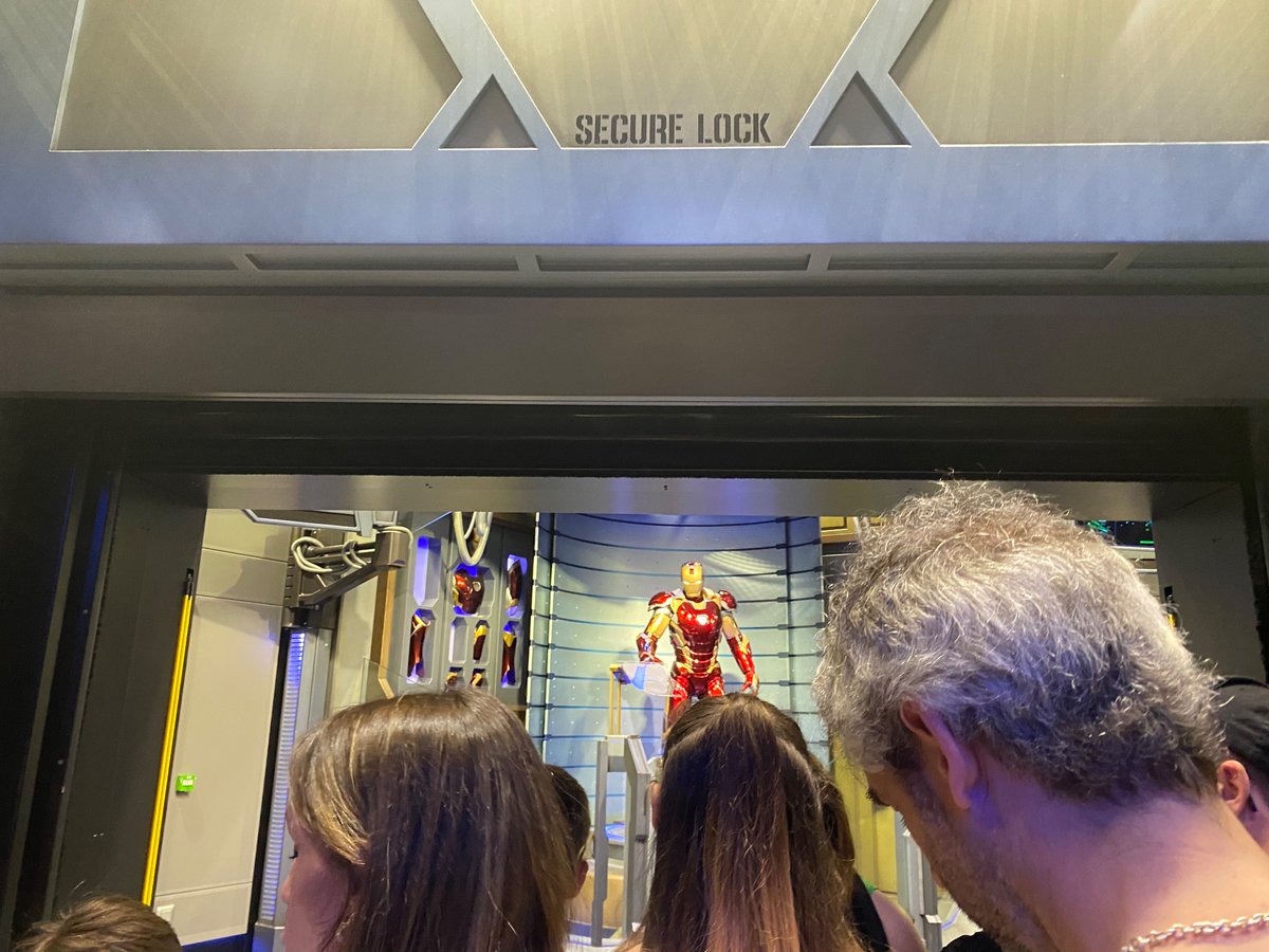 Dag 2.. op naar de derde evacuatie na storing. Gelukkig allemaal vlak voor de boarding of in het voertuig dus met premium acces. Er zijn parkbreed aan de lopende band storingen. Gelukkig is het weer goed is en de castmembers vriendelijk.