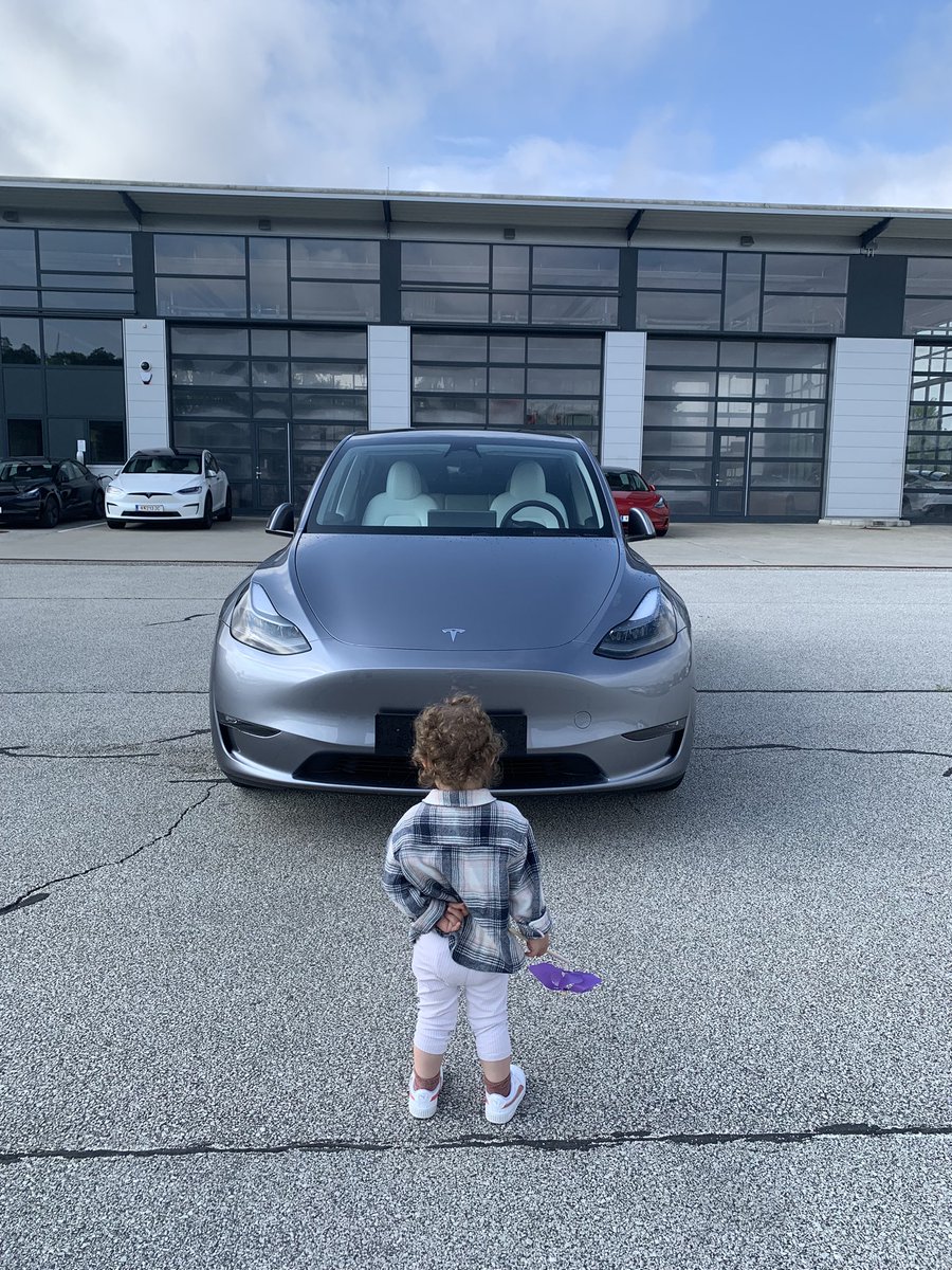 Unsere kleine Superheldin  vor einem Tesla Model Y in QuickSilver. Ein Blick in die Zukunft der Mobilität! #Tesla #ModelY #Elektroauto $tsla