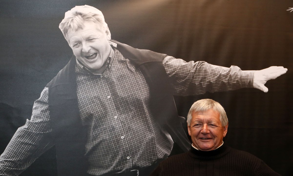 𝗥𝗜𝗣 𝗖𝗟𝗜𝗩𝗘 𝗕𝗔𝗥𝗞𝗘𝗥🕊️

Former Bafana Bafana coach Clive Barker passed away on Saturday, 10 June after a brave battle with Lewy Body Dementia (LBD), his family confirmed.

“He fought a brave battle, and we are relieved he is now at peace."