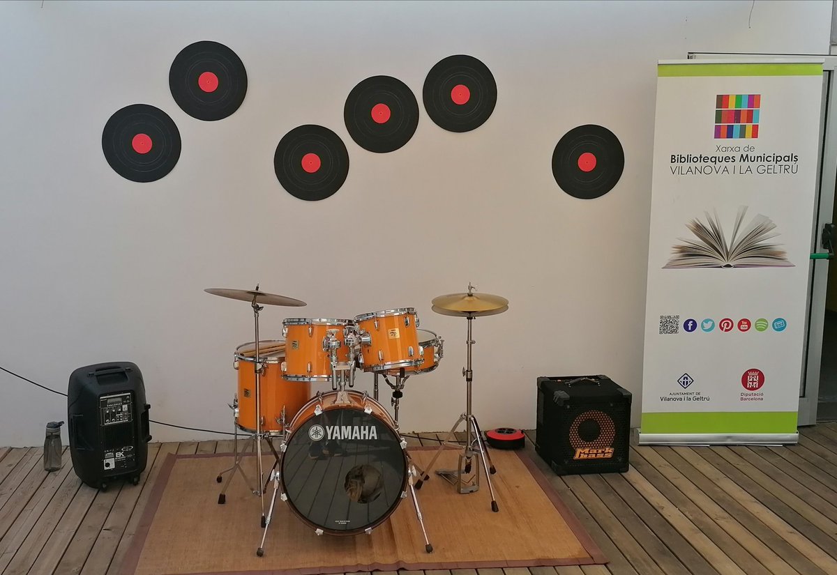 BibliotequesVNG's tweet image. Tot a punt pel VERMUT MUSICAL amb els sons brasilers d'ina mú
A la terrassa dels llimoners de la Biblioteca Armand Cardona
Col•laboren: @VermouthPadro @PatatesPique @TempsdeVi
#TempsDeVi #VermutsMusicals