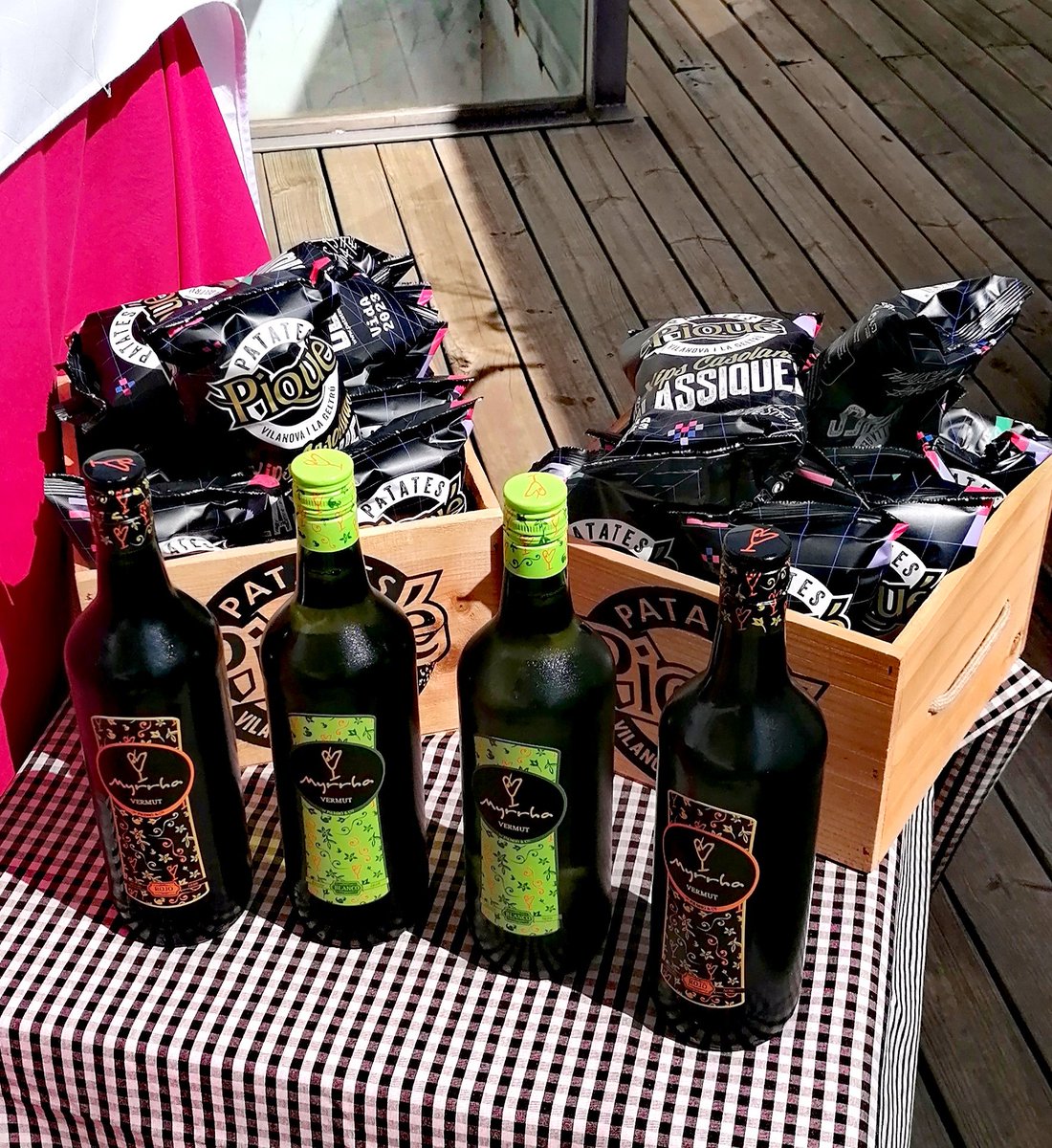 BibliotequesVNG's tweet image. Tot a punt pel VERMUT MUSICAL amb els sons brasilers d'ina mú
A la terrassa dels llimoners de la Biblioteca Armand Cardona
Col•laboren: @VermouthPadro @PatatesPique @TempsdeVi
#TempsDeVi #VermutsMusicals