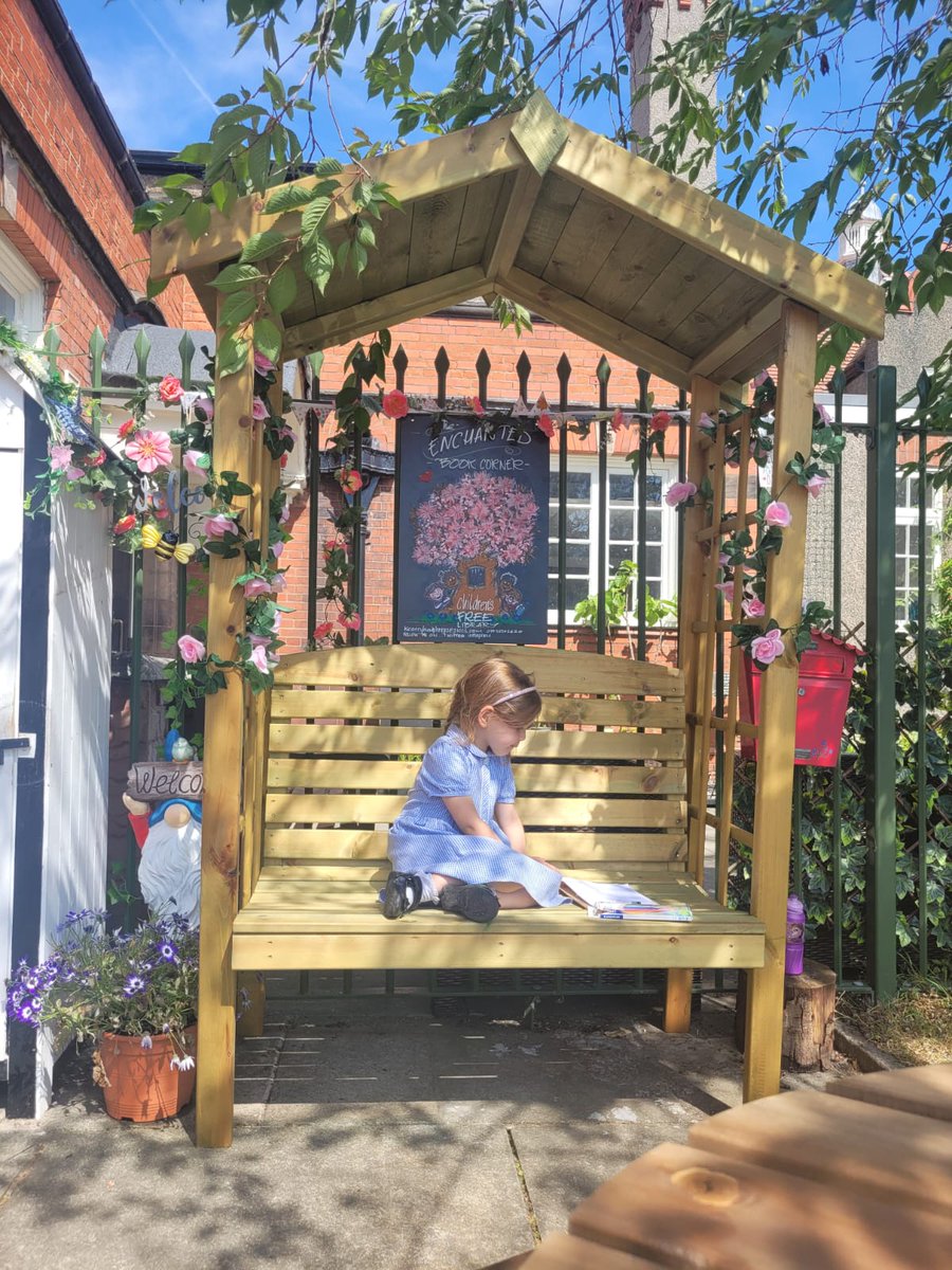 Another beautiful day in Port Sunlight village. This little one has found the perfect spot to enjoy a book.📚🧚‍♂️❤ #portsunight #childrensbooks #wirral