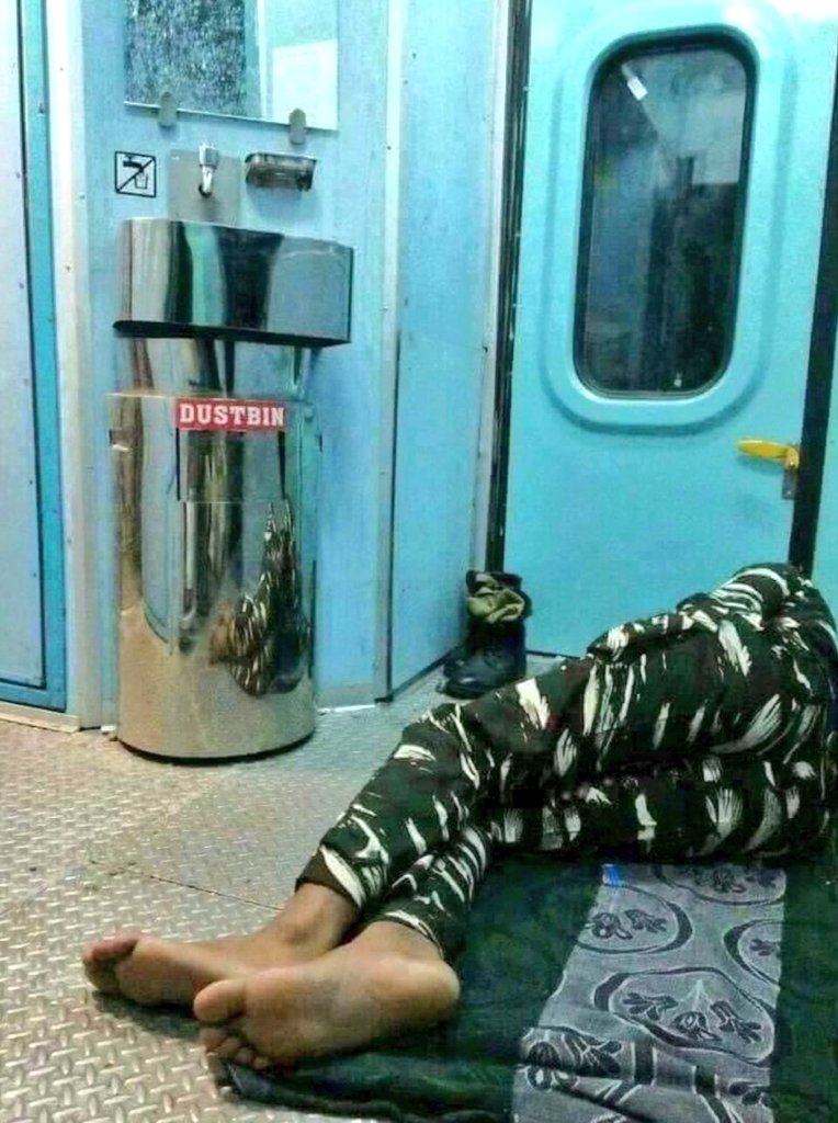 अपनी और परिवार की चिंता किए बगैर देश की सेवा में हमेशा तत्पर रहने वाले हमारे फौजी भाइयों को जब सफ़र करना हों तो उन्हें ट्रेन के बाथरूम के पास बैठकर सफ़र तय करना पड़ता है।

नेताओं को तो VIP सुविधा जल्द मिल जाती है तो फिर जवानो को सुविधाएं क्यों नहीं दी जाती है?

#फौजी_मांगे_रेल
