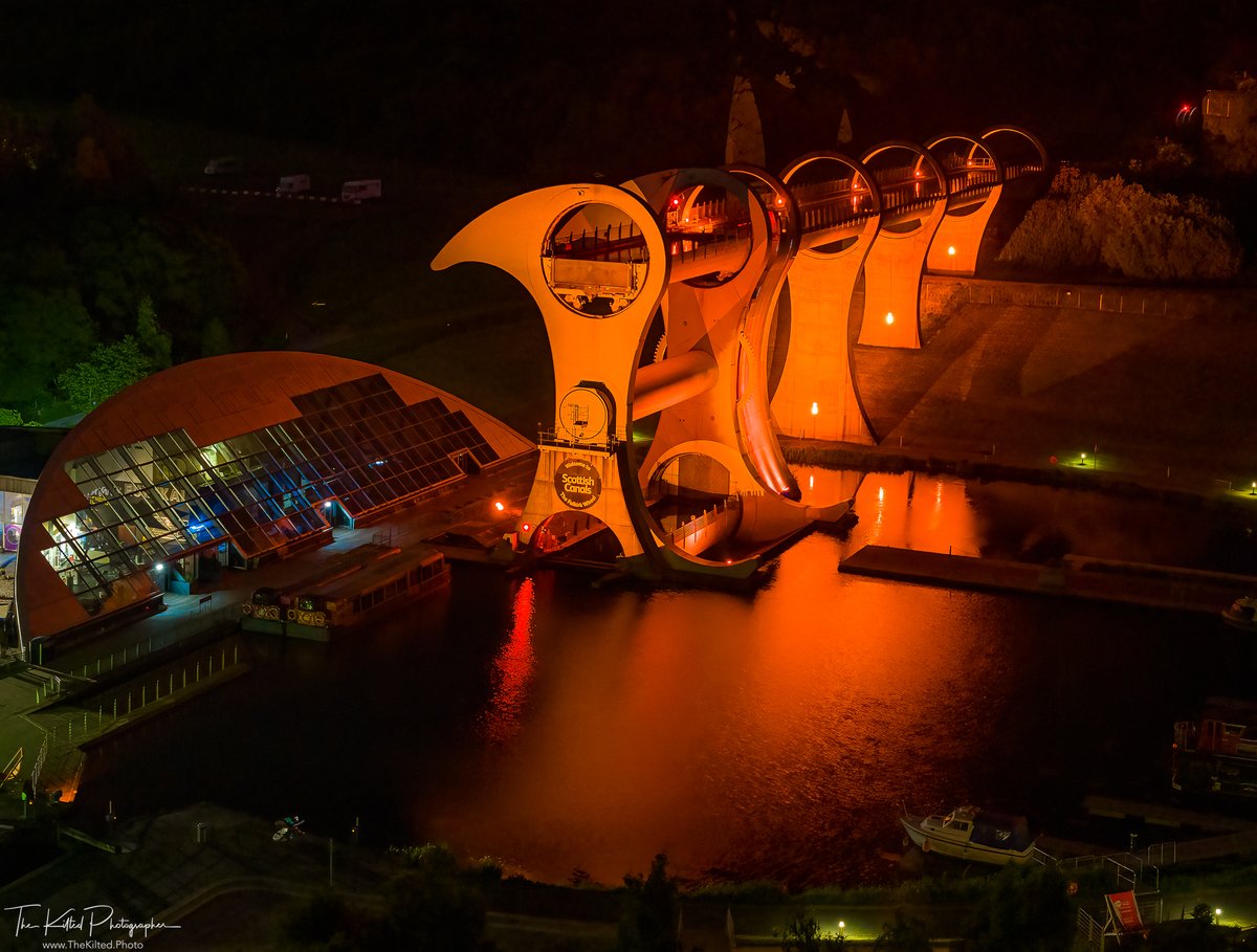 Last night, I photographed two of Scotland's iconic structures which were illuminated orange in support of Batten Disease 🏴󠁧󠁢󠁳󠁣󠁴󠁿🧡

#WallaceMonument #FalkirkWheel #Stirling #Falkirk #Scotland #battendiseaseawareness #BattenDay #battendisease