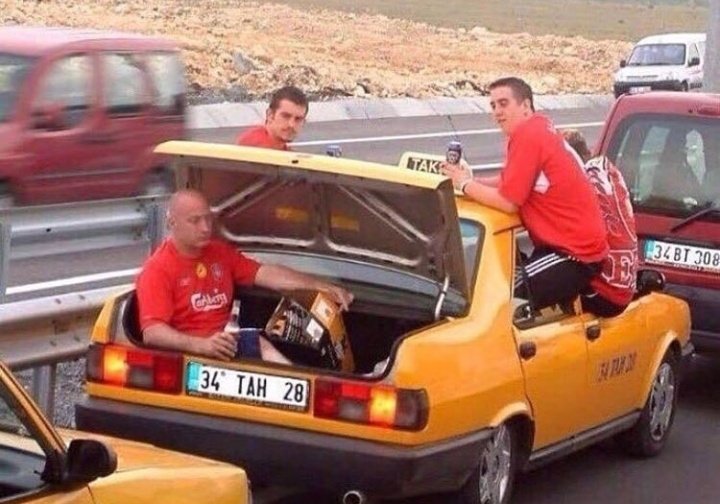 izmirtribunleri's tweet photo. Yıl 2005 ⏳Liverpoollu taraftarlar #ŞampiyonlarLigi finali için #Atatürk Olimpiyat Stadı'na gidiyorlar🍻🚕
•
#İzmirTribünleri #İzmir #İstanbul #ManchesterCity #Liverpoll #Milan #İnter #İngiltere #İtalya #UltrasWold #Ultras #ChampionsLeague #UCL #UCLFinal #Türkiye #Futbol #Tribün https://t.co/hfFdnZOJQg