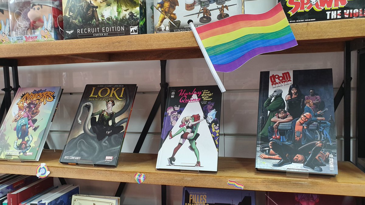 caliosquentin's tweet photo. J'ai fait une petite sélection spéciale Comics Mois des Fiertés à ma libraire vous en pensez quoi :) ? https://t.co/BvUbAtPK6e