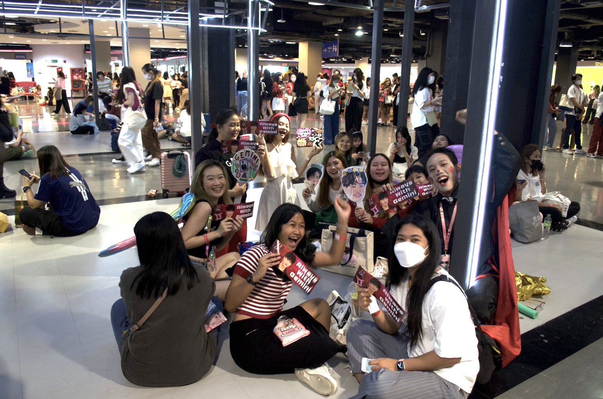 Geminint_family's tweet photo. บรรยากาศภายใน Union mall ตอนนี้ 
☺️☺️

#GeminiTurnNineteen
#Gemini_NT  #เจมีไนน์ https://t.co/0ZwTg7p7mk